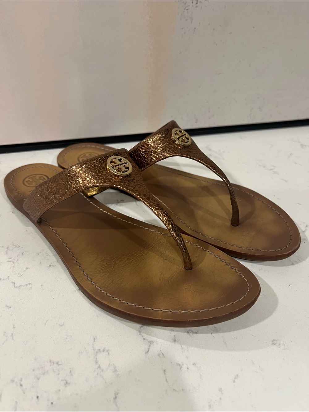 Tory Burch metallic gold crackled leather thong sandals size 10